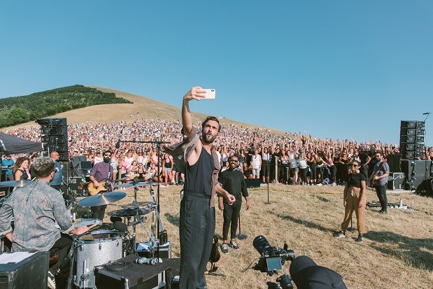 Marco Mengoni – Fuori atlantico tour: boom di presenze a Monte Cucco (foto)