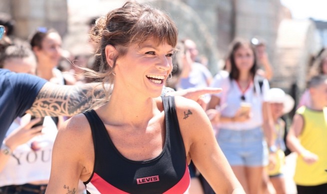 Alessandra Amoroso, il megaraduno per festeggiare 10 anni di carriera (FOTO)