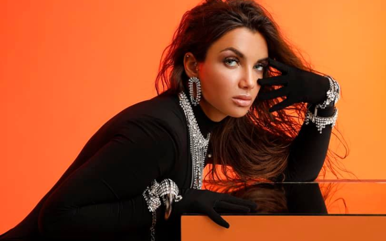 Elettra Lamborghini & Childsplay feat Pitbull, Tocame: guarda il video
