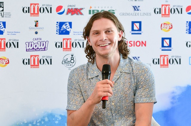 Evan Peters: “Pose è autentica per la sua diversità. AHS? Me lo vedrò sul divano”