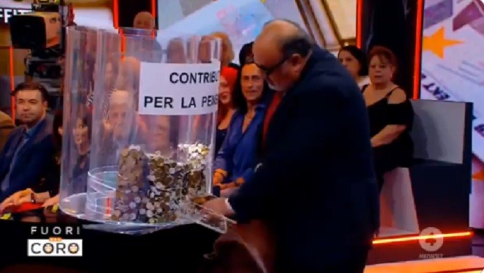 Fuori dal coro, è Mario Giordano Show. Tra gag, tormentoni e monologhi per la famiglia tradizionale (Video)