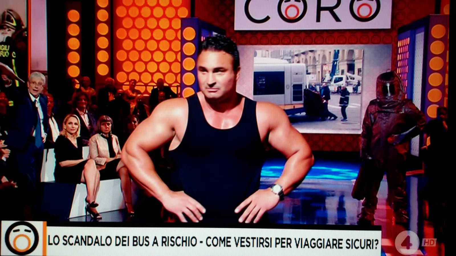 Fuori dal coro tra monnezza in studio e défilé alla Ciao Darwin. Giordano va oltre il talk politico
