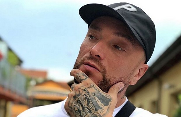 Guè Pequeno: “Grazie ai ragazzini, è diventato accettabile parlare di droga e soldi. The Voice? Ne sono uscito bene”