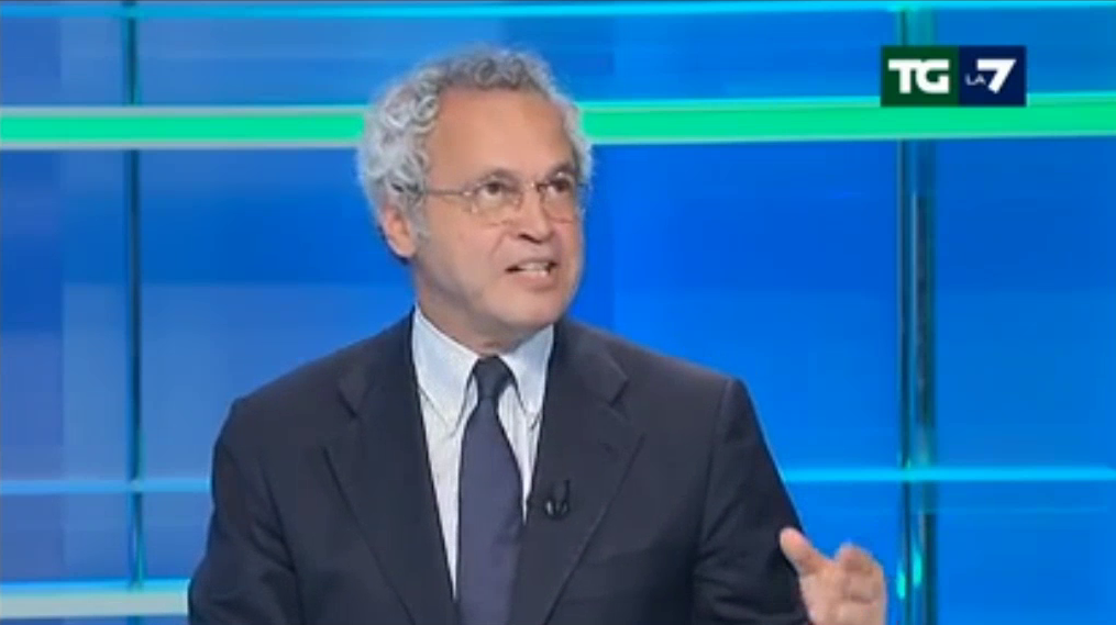 Fiamme nello studio del TgLa7 al termine del notiziario. Mentana si ‘ripara’ d’urgenza (VIDEO)