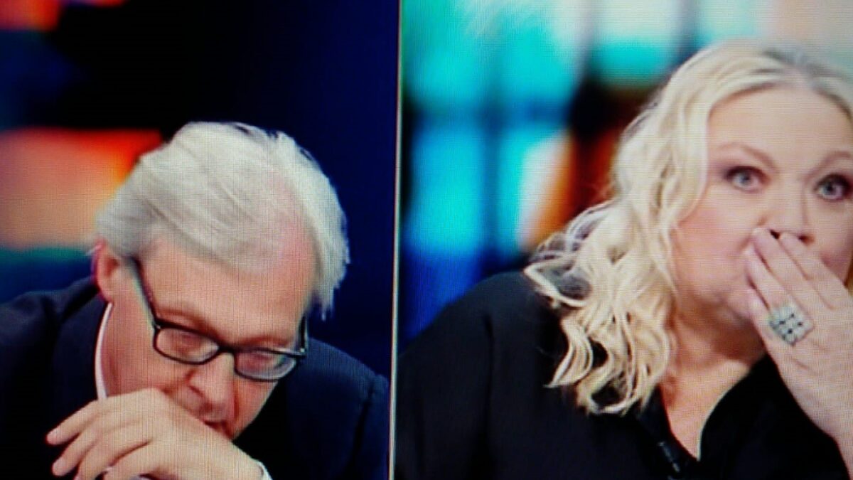 Stasera Italia, lo smartphone “tradisce” la Maglie. Gaffe in diretta (Video)
