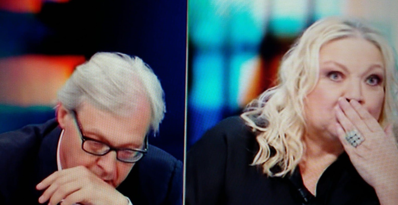 Stasera Italia, lo smartphone “tradisce” la Maglie. Gaffe in diretta (Video)