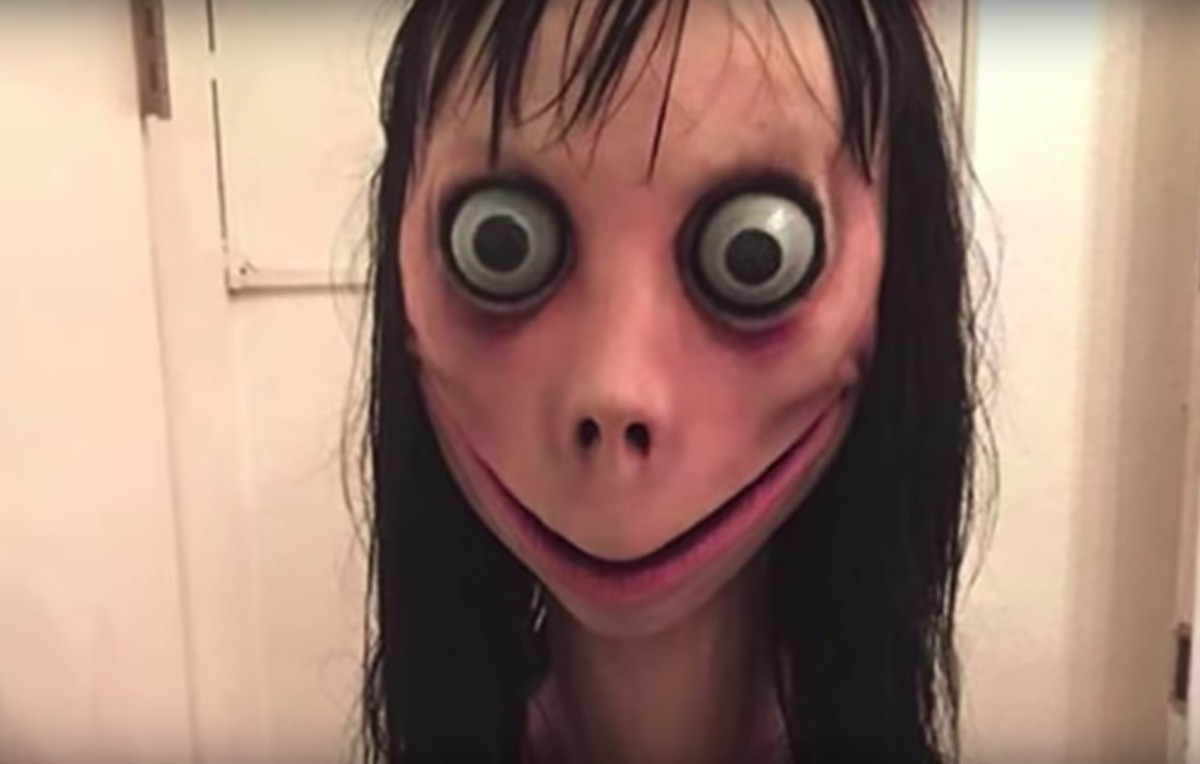 Momo Challenge, la bufala sulla scultura di Keisuke Aisawa diventa film horror