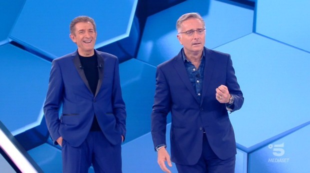 La sai l’ultima? – Digital Edition, Paolo Bonolis: “Conobbi Raimondo Vianello mentre facevamo la pipì… Mio padre mandò a quel paese Mike Bongiorno”