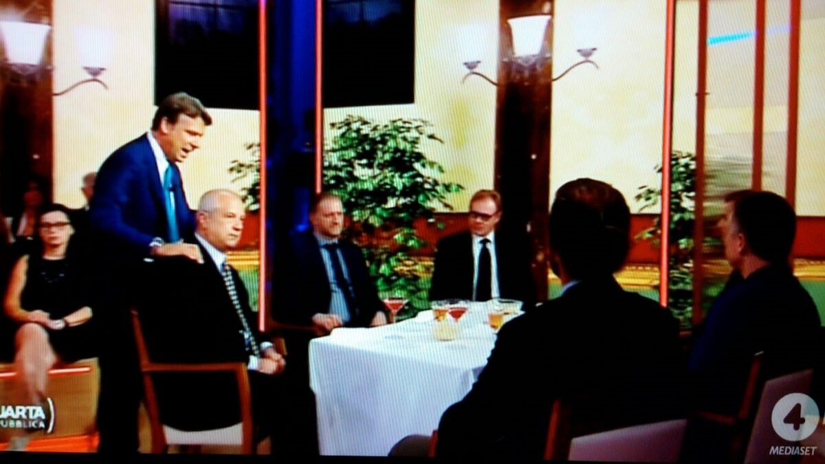 Quarta Repubblica ricostruisce in studio la tavolata del Russiagate. Ma gli attori sono muti