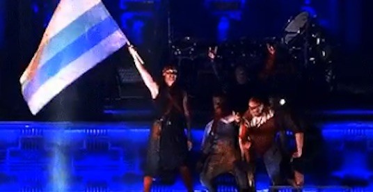 I Rammstein sventolano la bandiera arcobaleno contro gli omofobi in concerto in Polonia