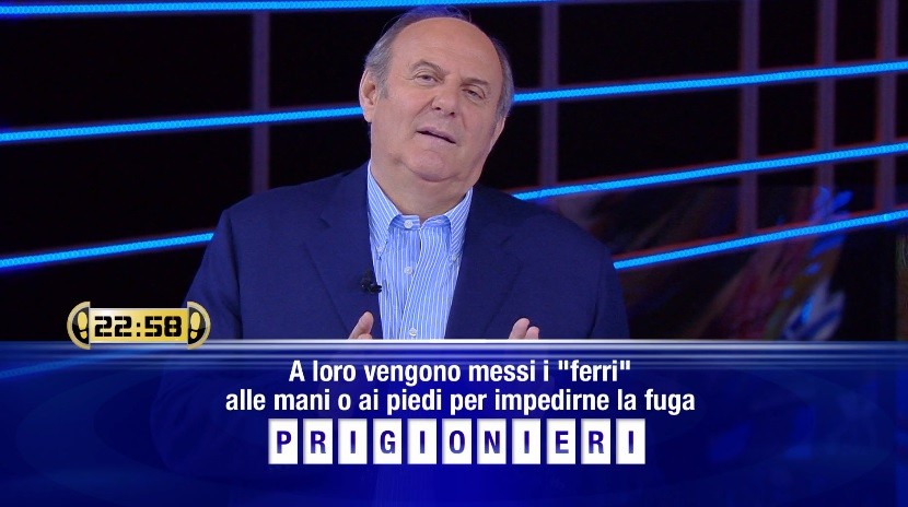 Caduta libera, polemica di Gerry Scotti sulle manette censurate: “Fatele vedere”. Ma la legge lo vieta