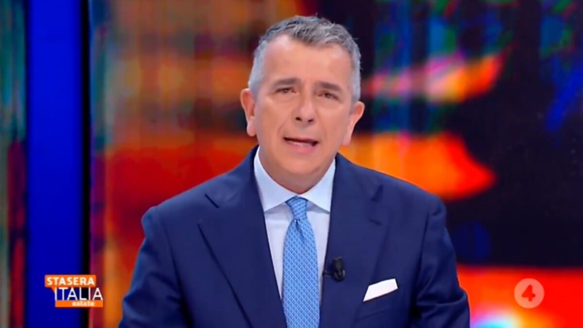 Stasera Italia, le scuse dei conduttori: “Rissa lontana dallo stile del programma”. Brindisi attacca Mughini (Video)
