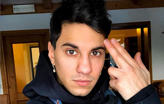 Tedua: un uomo lancia al rapper un bicchiere in concerto, lui lo obbliga a incontrarlo nel backstage