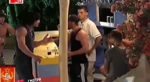 Temptation Island, in Russia le risse continuano: due tentatori se le danno di santa ragione (Video)