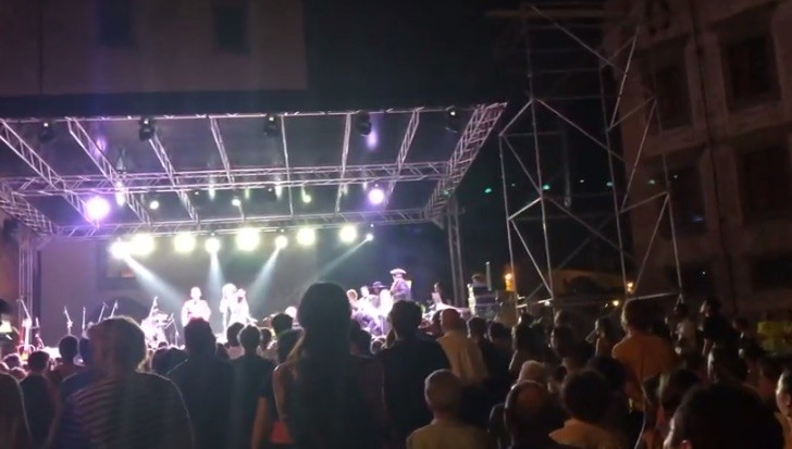 Vinicio Capossela: il concerto a Pisa interrotto dall’irruzione di un gruppo di studenti
