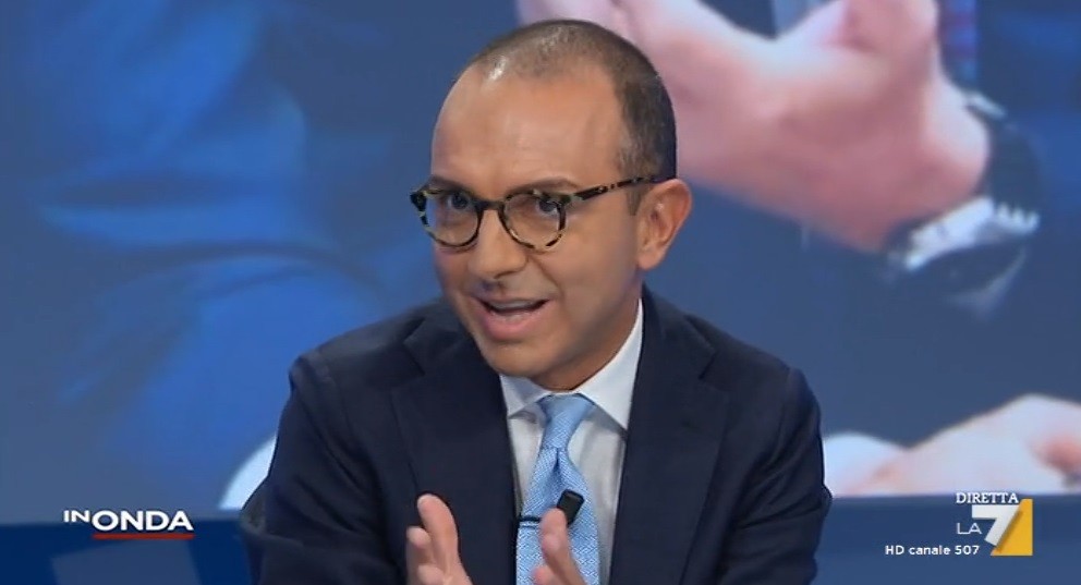 In onda, De Angelis interrotto per l’arrivo di Salvini a Sabaudia. Lui si arrabbia: “Non è lo sbarco in Normandia”