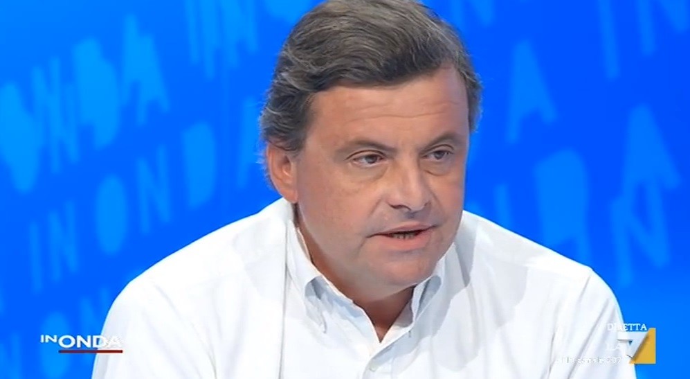 Frecciate tra Telese e Calenda: “Stessa posizione di Salvini”. L’ex ministro: “Ti sembra una cosa intelligente da dire?”