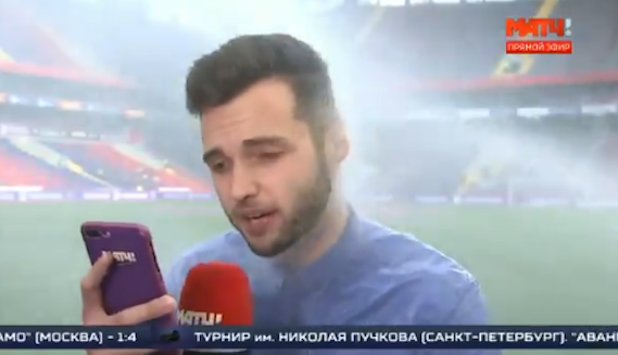Reporter calcistico russo travolto dall’acqua di un irrigatore in diretta (VIDEO)