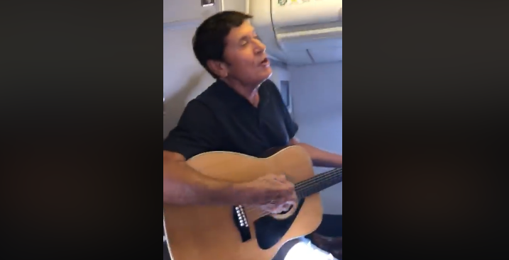Gianni Morandi canta e suona sull’aereo Bologna-Cefalonia (video)
