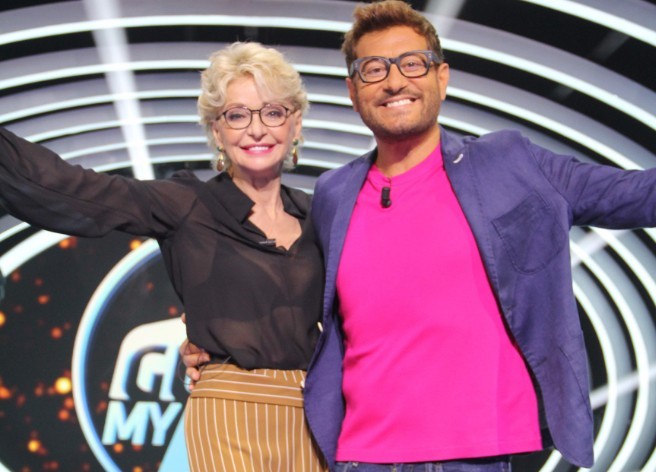 Guess My Age: su Tv8 la terza stagione del game show di Enrico Papi con nuovi ospiti vip