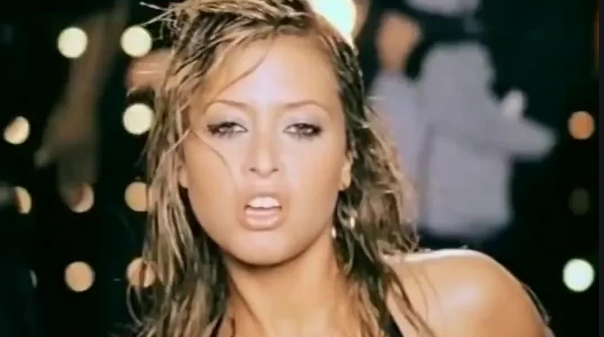 Holly Valance, che fine ha fatto la cantante di “Kiss Kiss”?