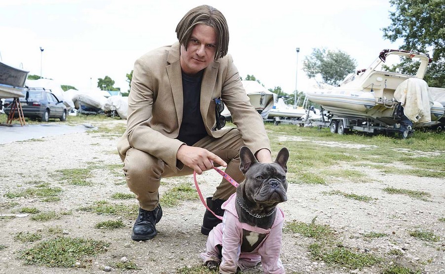Il colpo del cane: trailer della commedia con Edoardo Pesce