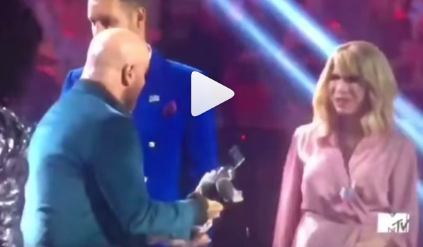 Vma 2019, John Travolta scambia la drag Jade Jolie per Taylor Swift (video)