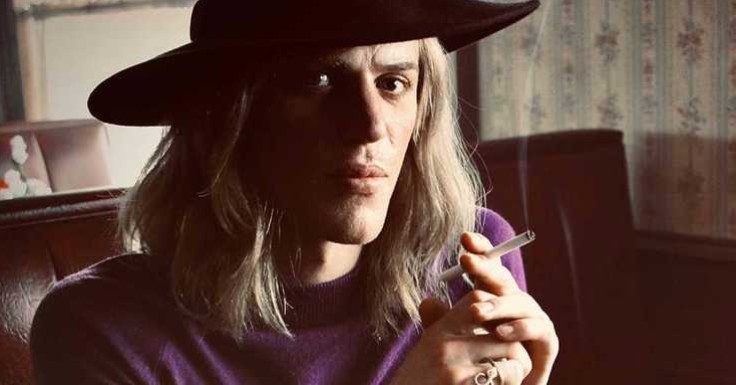 Stardust: Johnny Flynn è David Bowie nella prima immagine ufficiale del biopic