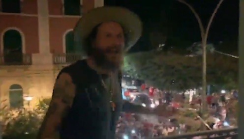 Jovanotti canta a sorpresa Serenata Rap da un balcone a Bernalda (VIDEO)