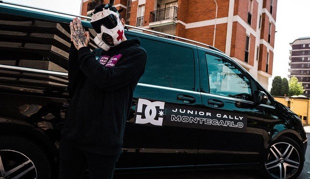 Junior Cally, un fan prova a fotografare il rapper senza maschera: tensione a fine concerto
