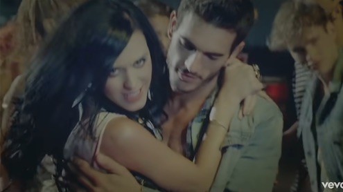 Katy Perry accusata dall’attore del video di Teenage Dream: “Mi ha molestato di fronte ai suoi amici”