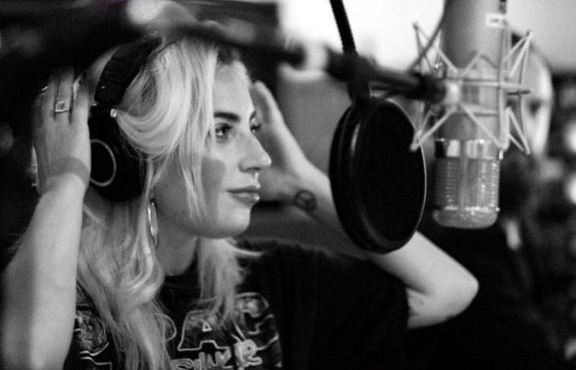 Lady Gaga e il nuovo album: la cantante stuzzica i fan con uno scatto e la parola “Music”