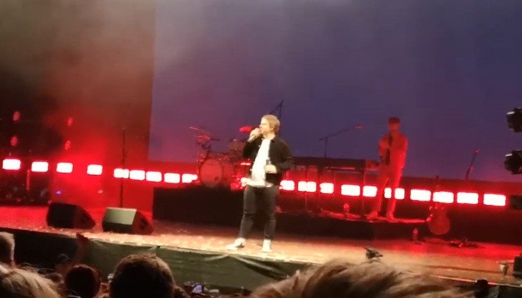 Lewis Capaldi a Edimburgo: “Ho bevuto troppo, scusatemi, me la sono fatta addosso”