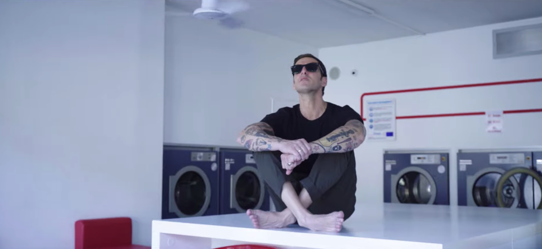 Luca Dirisio, il nuovo singolo è Come il mare a settembre (testo e video)