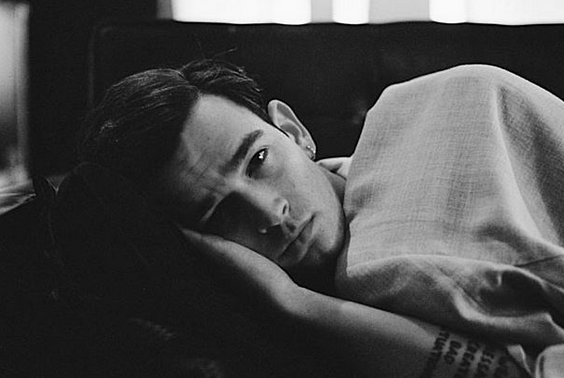 The 1975, Matty Healy sfida le leggi omofobe di Dubai e bacia un fan durante il concerto