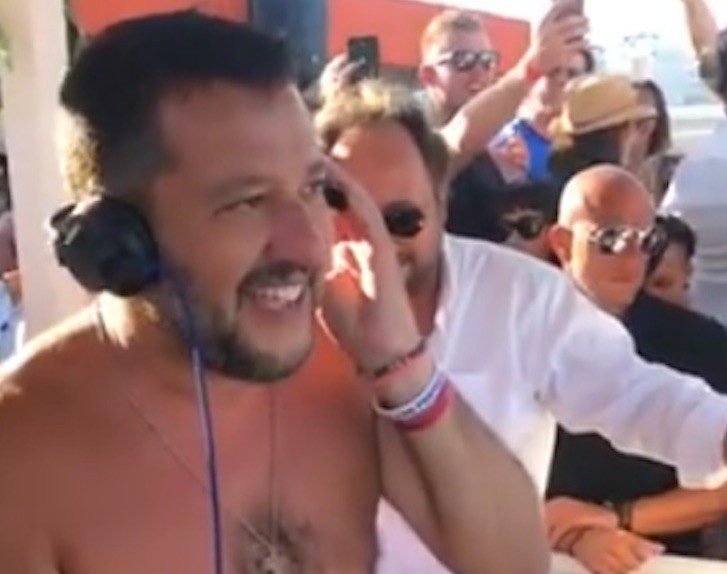 Matteo Salvini dj al Papeete Beach di Milano Marittima suona Fedez e Il Pagante (VIDEO)