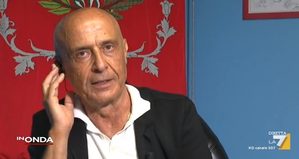 In onda, Minniti e il ritardo di collegamento: “Sono come Dazn” (Video)
