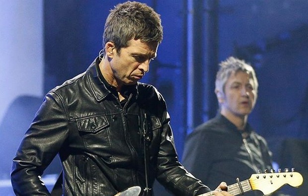 Noel Gallagher contro il fratello Liam: “Ho voluto bene a mia madre finché non l’ha partorito… Glastonbury? Mi sono vergognato per lui”