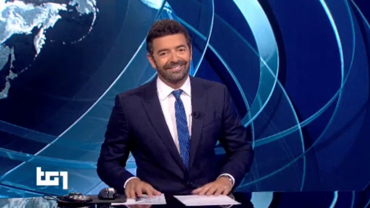 Alberto Matano si congeda momentaneamente dal Tg1: “Ci vediamo presto…” (VIDEO)