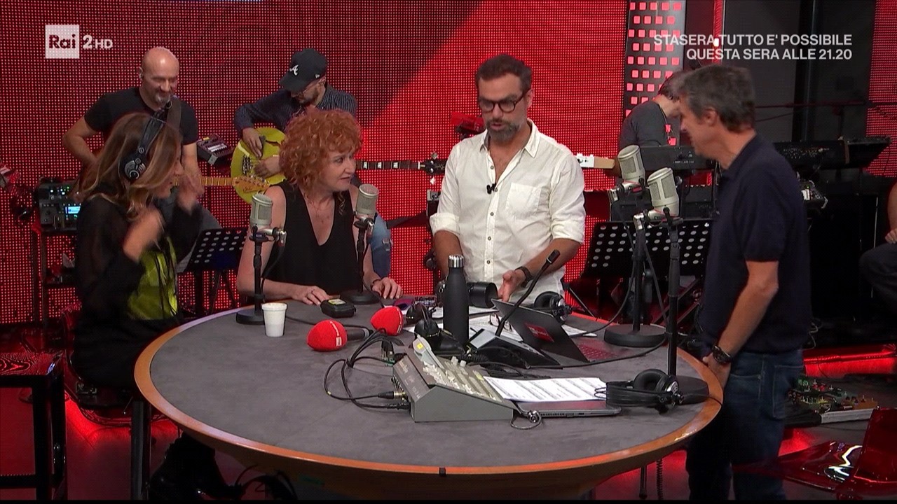 Radio2 Social Club su Rai 2: operazione furba, ma televisivamente monca
