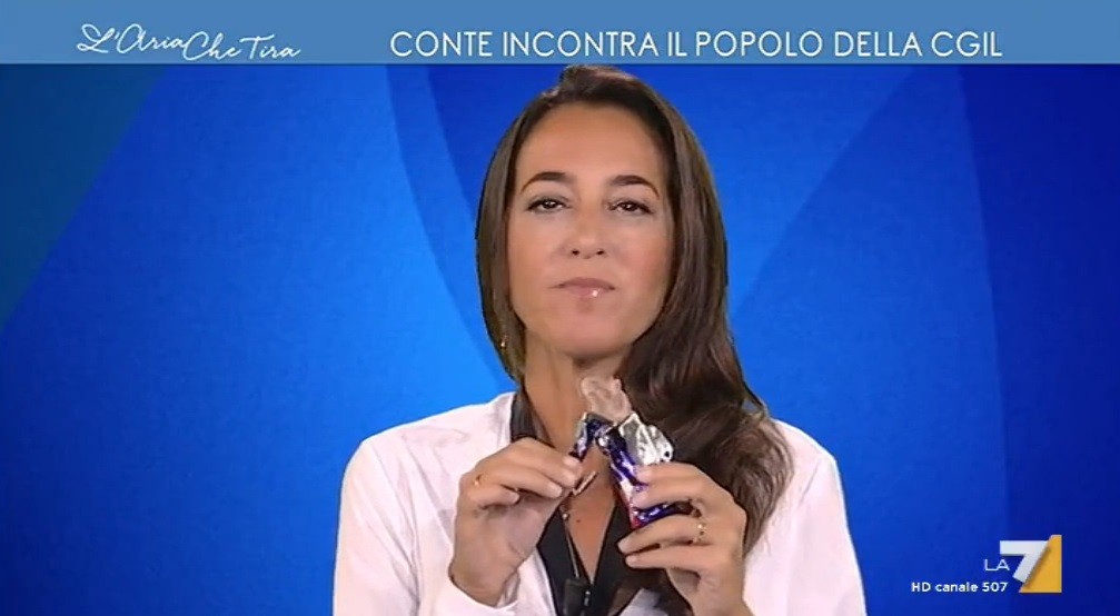 L’Aria che tira, Licia Ronzulli mangia una merendina in diretta: “Tra un po’ ce le tasseranno” (Video)