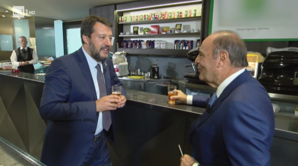Porta a Porta, 25esima edizione: la preparazione di Vespa garanzia di servizio pubblico, anche al bar e con ritardo tecnologico