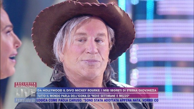 Mickey Rourke a Live Non è la d’Urso: “De Niro si è comportato male” e manda a quel paese Donald Trump (VIDEO)