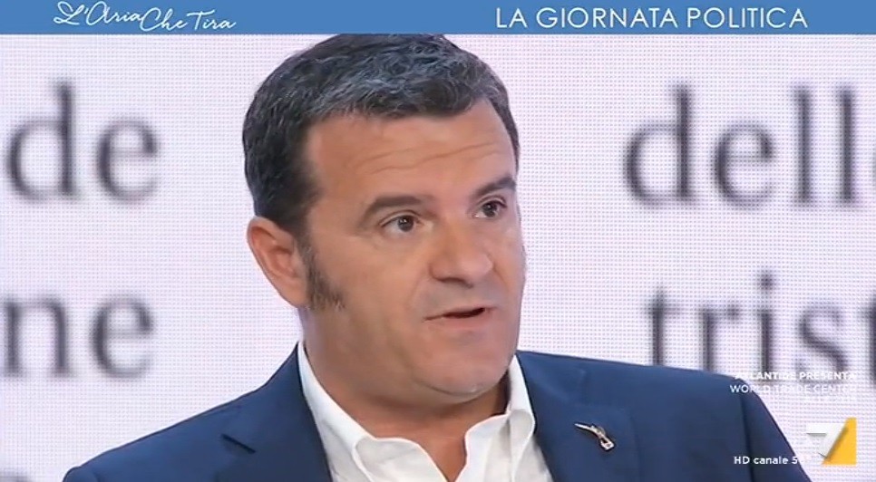 Centinaio dà il suo numero di cellulare in diretta: “Chiamatemi invece di scrivere stupidaggini” (Video)