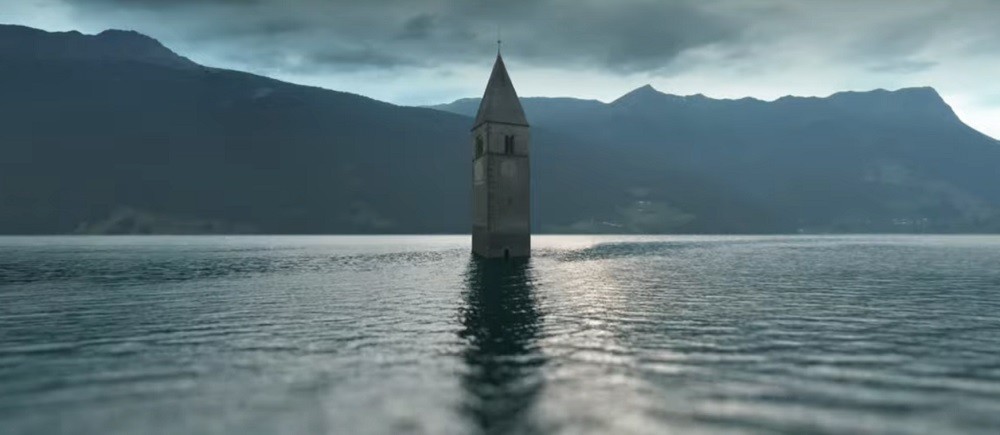 Curon, un campanile e una storia soprannaturale dai confini dell’Italia al mondo Netflix (Video)