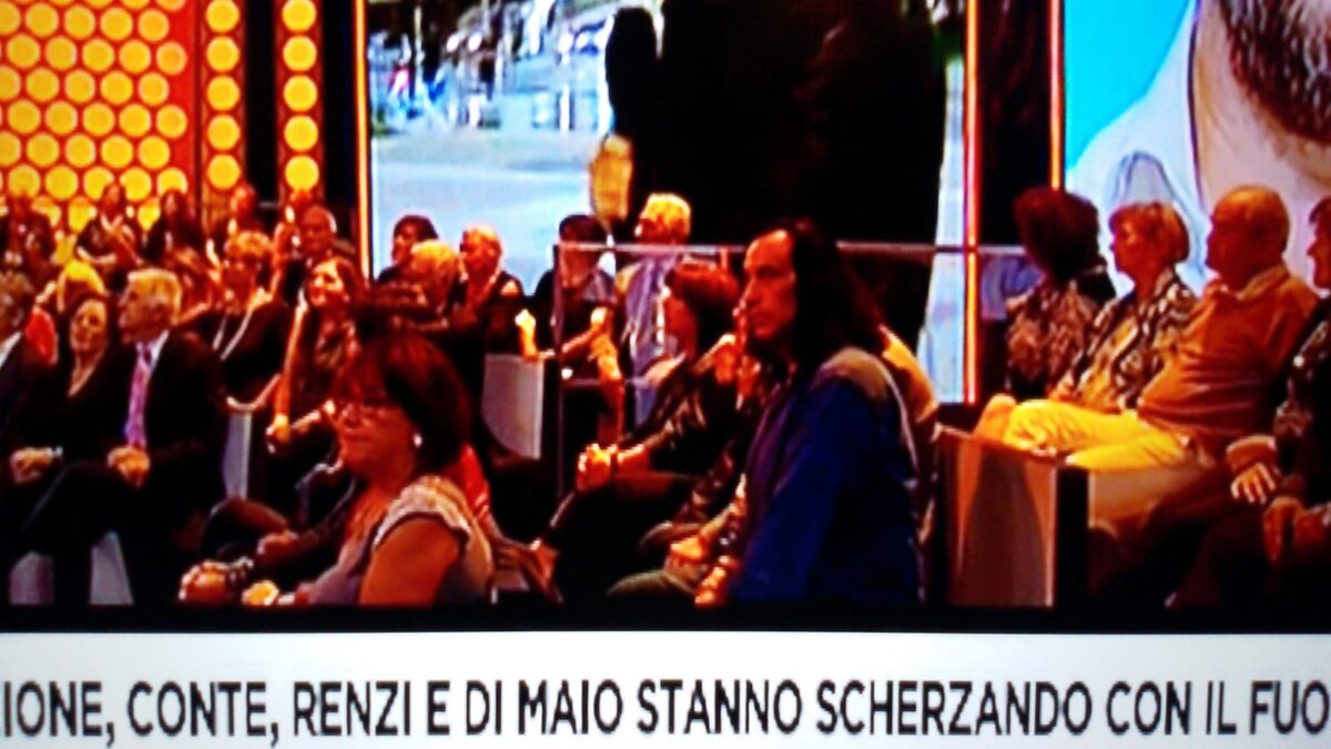 Applausi e standing ovation, a Fuori dal coro spunta lo scalda-pubblico (Video)