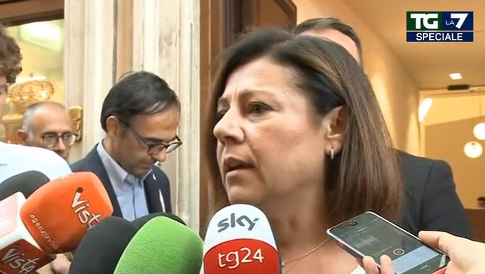 La De Micheli parla ma non dice nulla. Mentana: “Voleva solo entrare nei telegiornali della sera”
