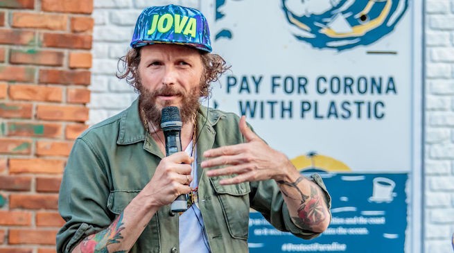 Jovanotti: “Associazioni ambientaliste piene di cialtroni, più inquinate della fogna”
