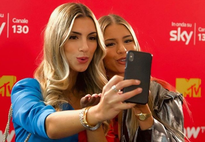 #Riccanza Deluxe, Alessia e Giorgia Morosi Visentin a Blogo: “Siamo le Sister Cash” (video)