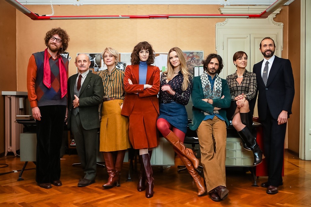 Made in Italy “racconta gli anni ’70 attraverso la moda” e approda su Amazon prima di Canale 5